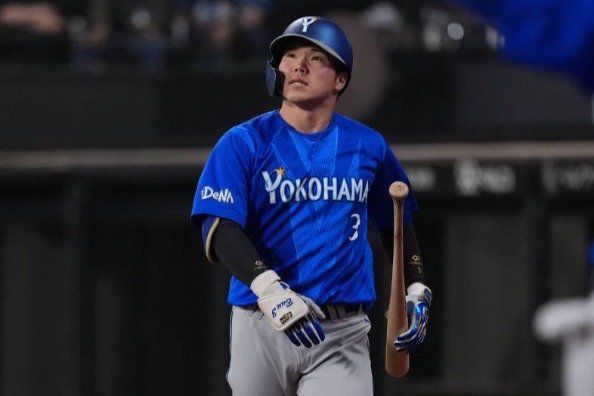 空振り三振に倒れるDeNA・小田康一郎【写真:井上学】