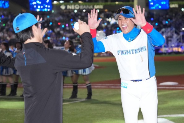 7連勝でハイタッチする日本ハム・新庄監督【写真:井上学】