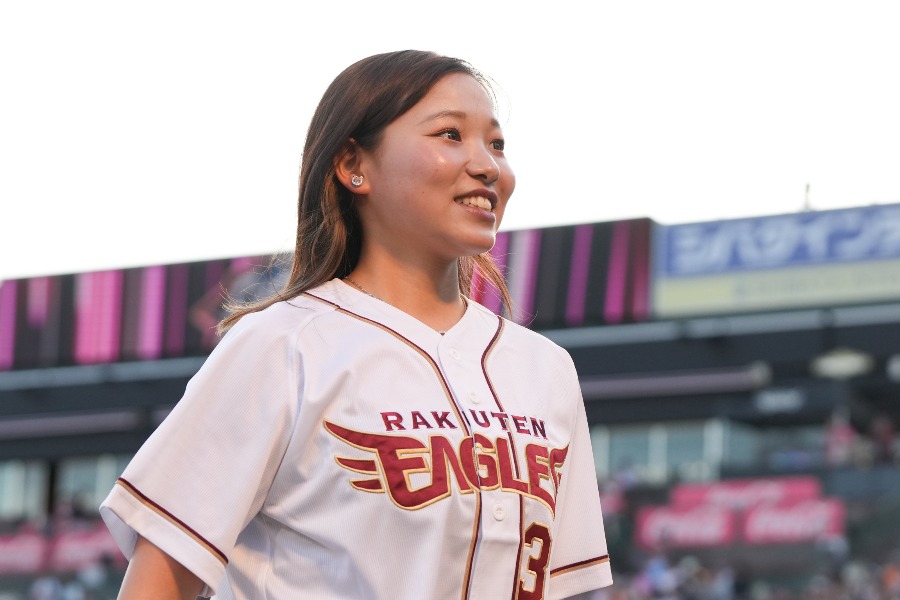 始球式を行ったJRAの小林美駒騎手【写真:球団提供】