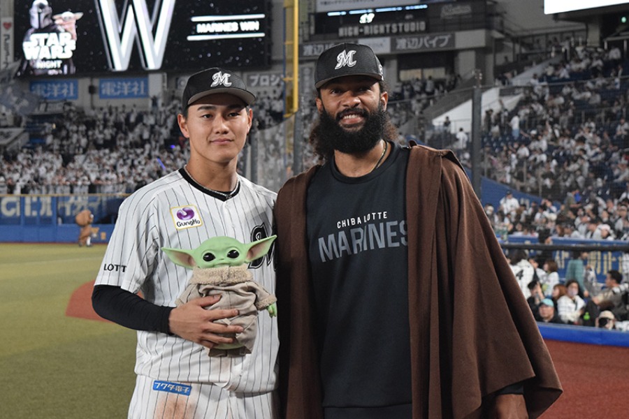 試合後、お立ち台に上がったロッテ・西川史礁（左）とアンドレ・ジャクソン【写真提供：(C)PLM】