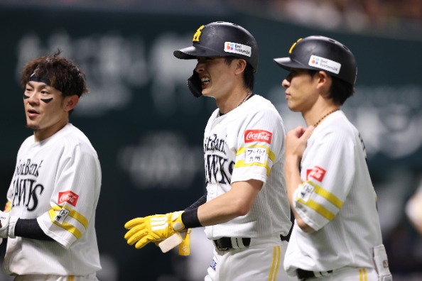 死球を受けベンチに下がるソフトバンク・周東佑京【写真：栗木一考】