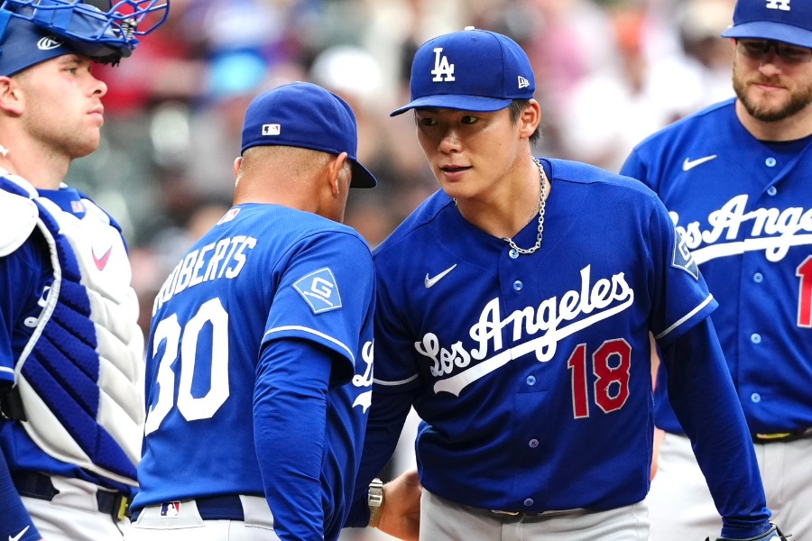Wソックス戦で降板を告げるドジャースのデーブ・ロバーツ監督（左）と山本由伸【写真：黒澤崇】