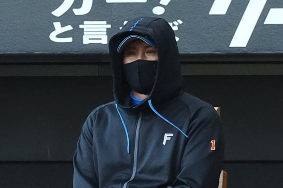 中日戦で指揮を執る日本ハム・新庄剛志監督【写真提供：産経新聞社】