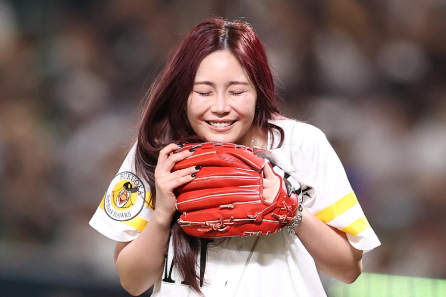 始球式を務めた鷲尾伶菜さん【写真:栗木一考】
