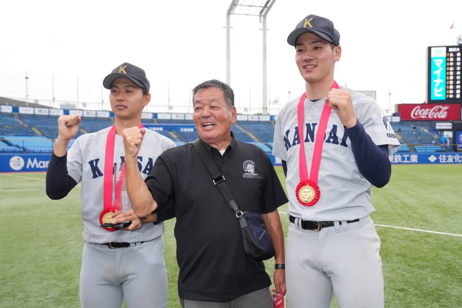 笑顔で記念撮影に臨む米沢友翔、山口高志氏、百合澤飛(左から)【写真:井上学】