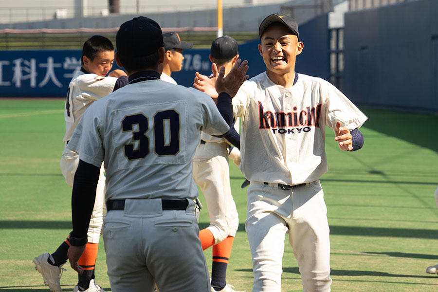 西山博城監督と勝利の喜びを分かち合う池ヶ谷碧人主将（右）【写真：磯田健太郎】