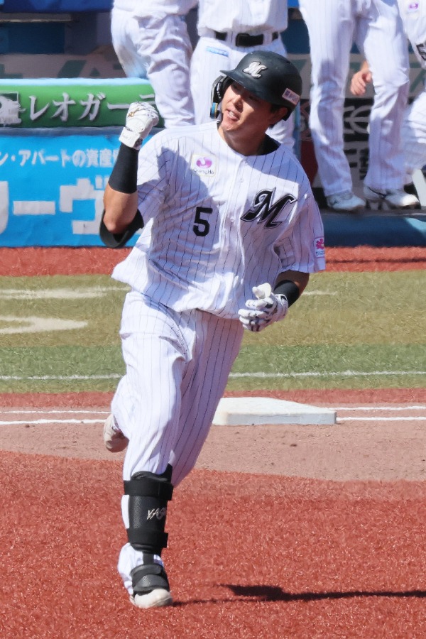 阪神戦で3年ぶりの本塁打を放ったロッテ・安田尚憲【写真提供：産経新聞社】