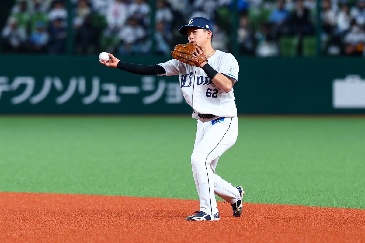 “パパパ！”と素早くボールを処理する西武・滝澤夏央【写真：加治屋友輝】
