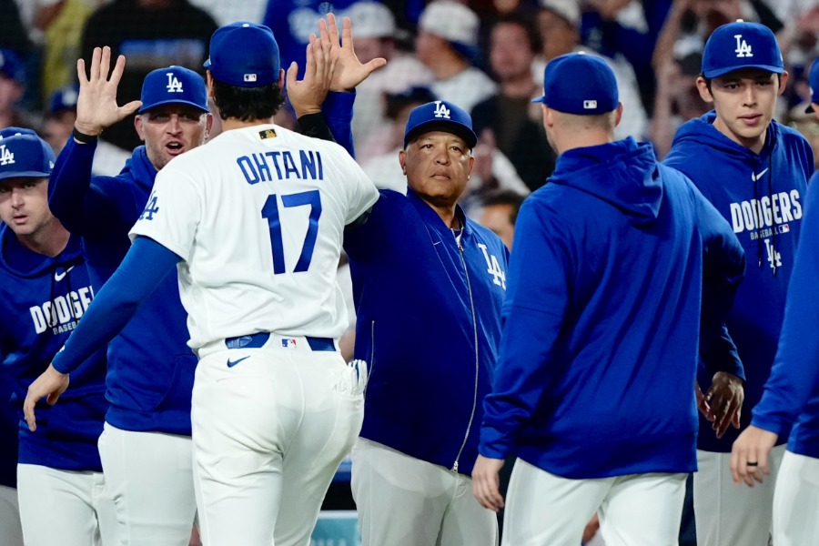 レイズ戦に勝利し、ハイタッチするドジャースナイン【写真：黒澤崇】