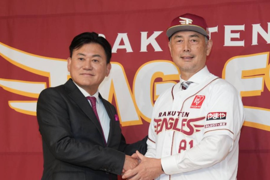 楽天・三木谷浩史オーナー(左)と新監督に就任した吉井理人氏【写真:井上学】