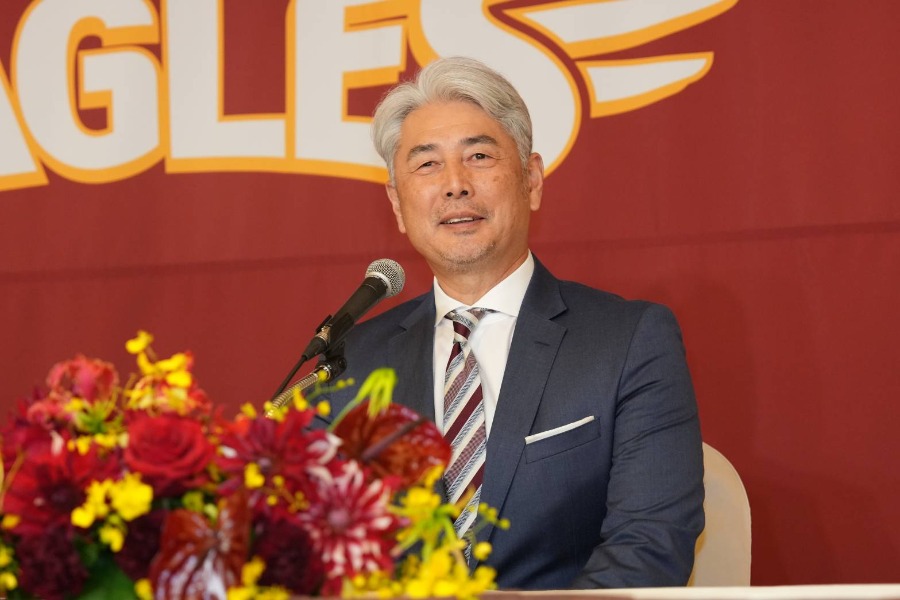 楽天の新監督に就任した吉井理人氏【写真：井上学】