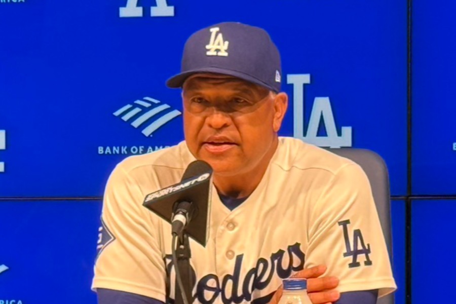 試合後の取材に応じたドジャースのデーブ・ロバーツ監督【写真:上野明洸】