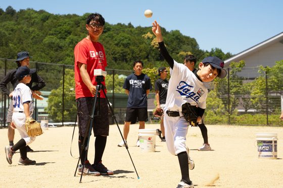 強豪学童が低学年から「球速を測る」ワケ　正しい投げ方が“勝手に身につく”指導法