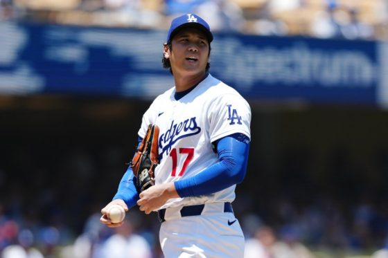 左膝を襲う157キロ打球も…大谷翔平が高速反応→自ら守る好守　本拠地どよめき