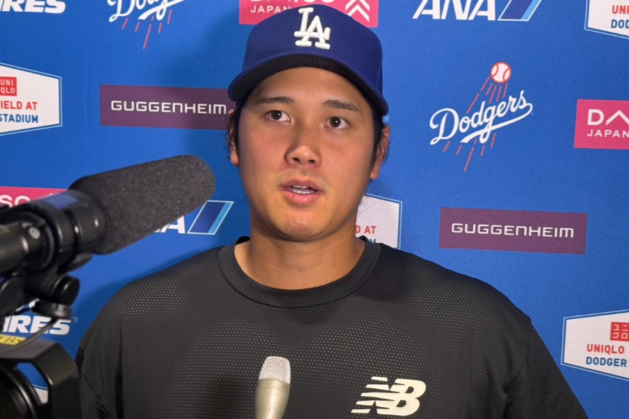 試合後、取材に応じるドジャース・大谷翔平【写真：上野明洸】