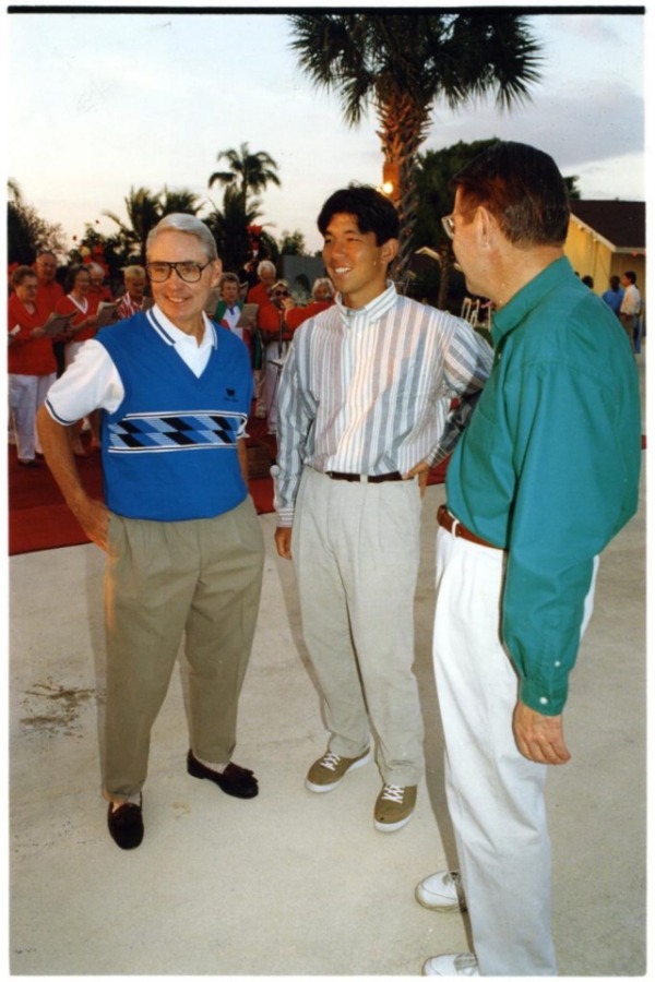 1995年、キャンプ地ベロビーチで撮影されたクレアGM、野茂英雄、オマリー会長（左から）【写真：クレア氏提供】