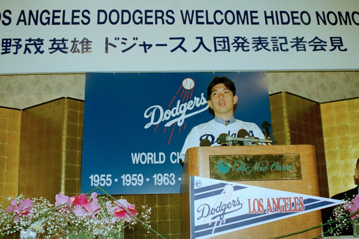 ドジャースの入団会見に出席した野茂英雄【写真：アフロ】