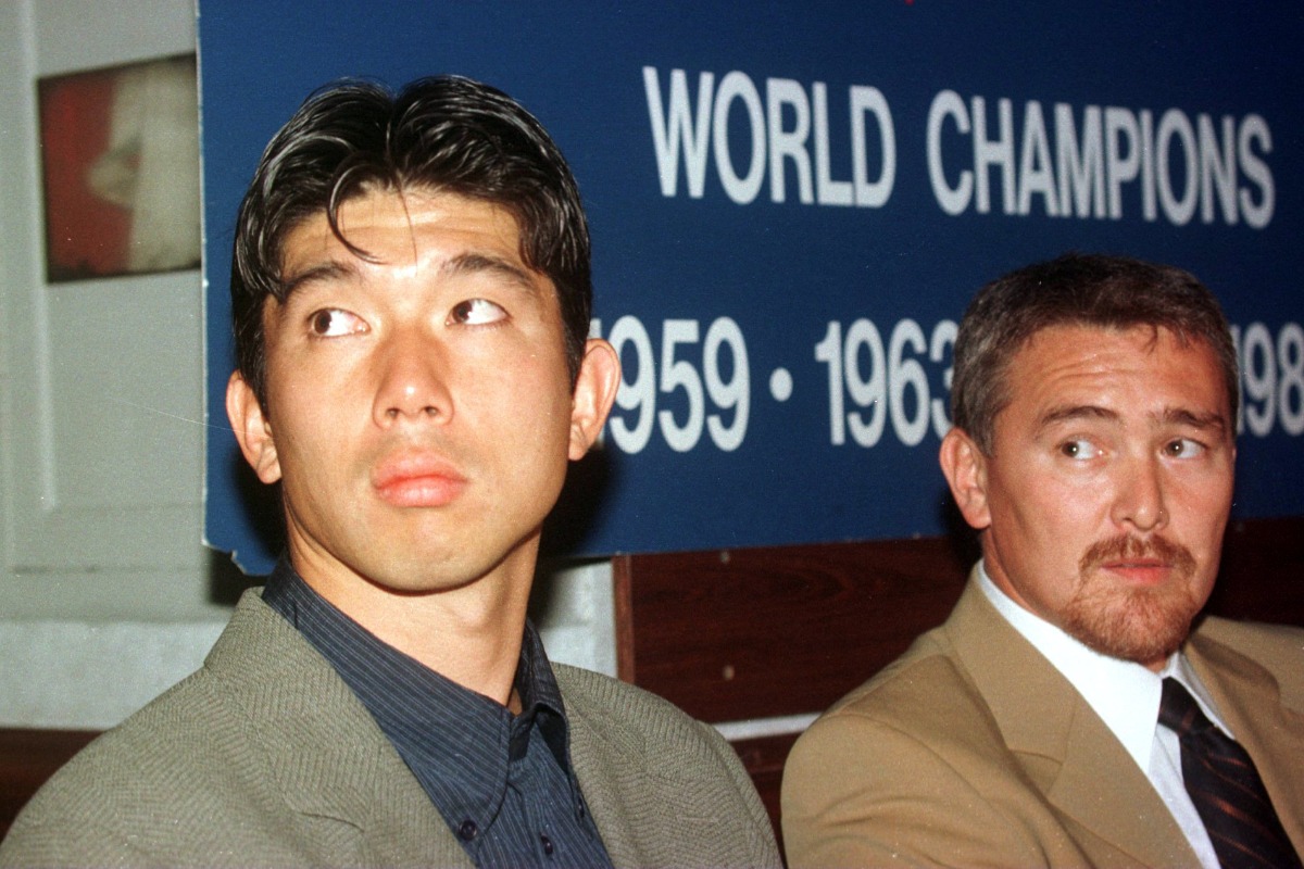1998年6月1日、ドジャースの退団会見に出席した野茂英雄（左）と代理人・団野村氏【写真：アフロ】