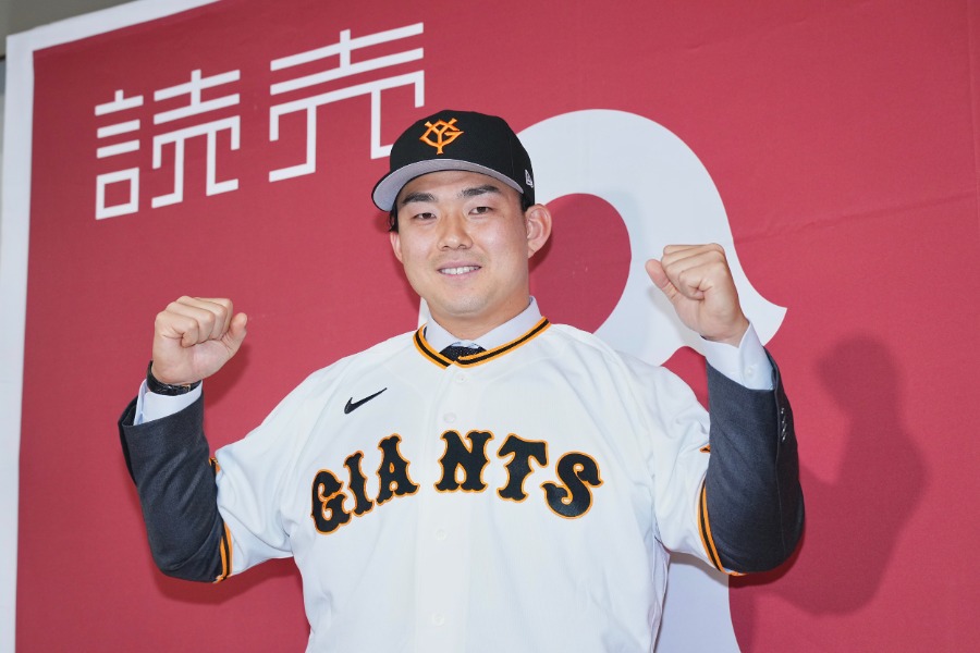 入団記者会見に臨んだ小笠原慎之介【写真：小林靖】