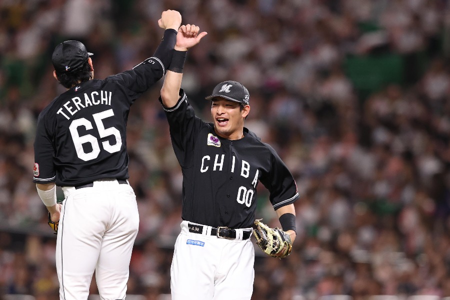 習志野高出身のロッテ・池田来翔(右)【写真:栗木一考】