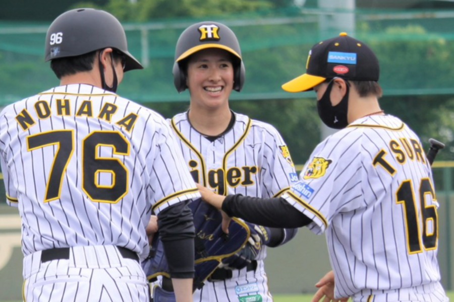 阪神タイガースWomen時代の田中亜里沙さん(中央)【写真:喜岡桜】