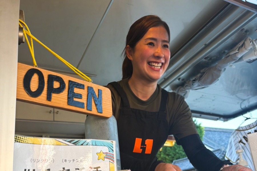 キッチンカーのスタッフとして活動している田中亜里沙さん【写真:本人提供】
