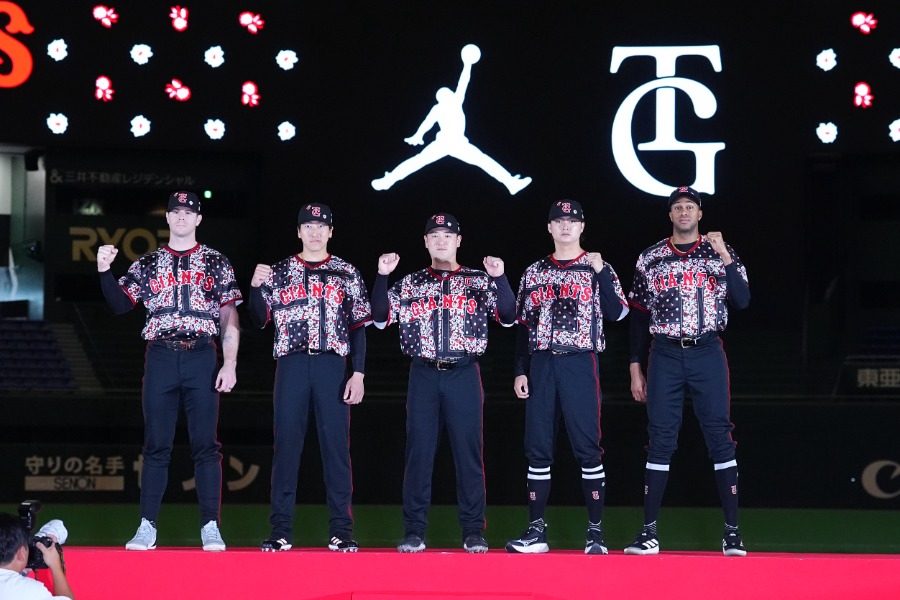 ジョーダンブランド」とのコラボユニホームを着用する巨人ナイン【写真:小林靖】