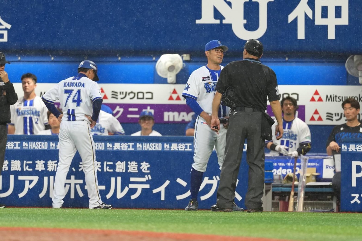 ソフトバンク戦で球審に抗議を続け、遅延行為で退場となった相川監督【写真：井上学】