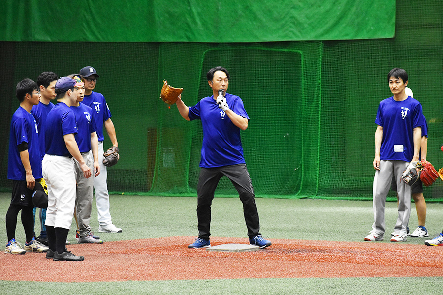 キャッチボール後は捕球・送球の極意を伝えた【写真:高橋幸司】