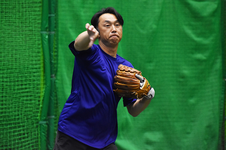 キャッチボールを実演する元ヤクルト・宮本慎也さん【写真:高橋幸司】