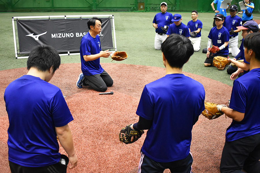 参加者たちに熱心に指導をする宮本さん【写真:高橋幸司】