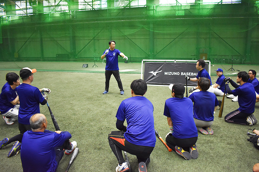 宮本さんの解説を熱心に聞く参加者たち【写真:高橋幸司】