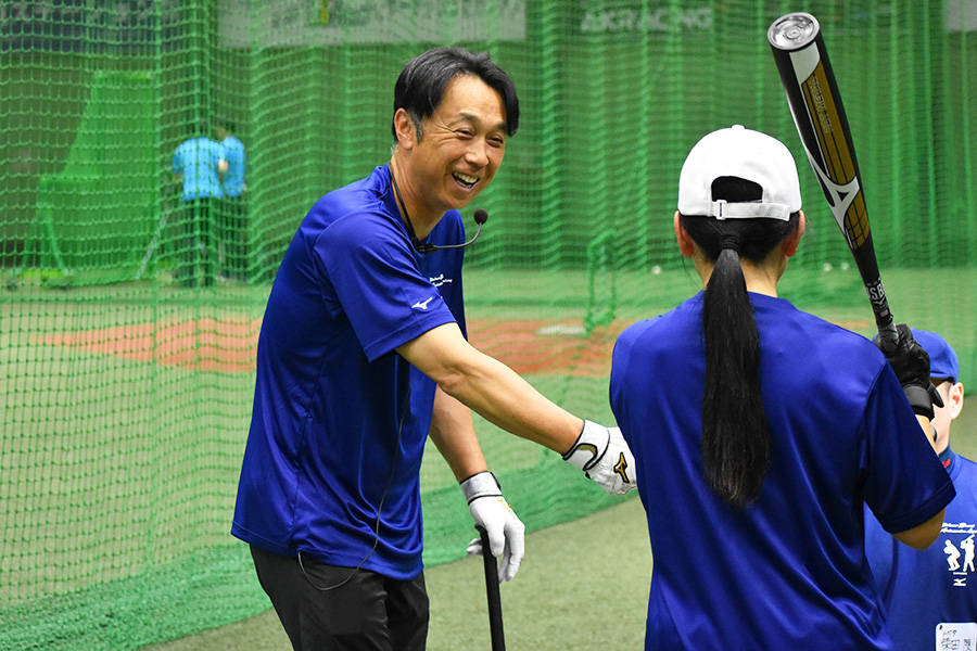 打撃指導をする元ヤクルト・宮本慎也さん【写真:高橋幸司】