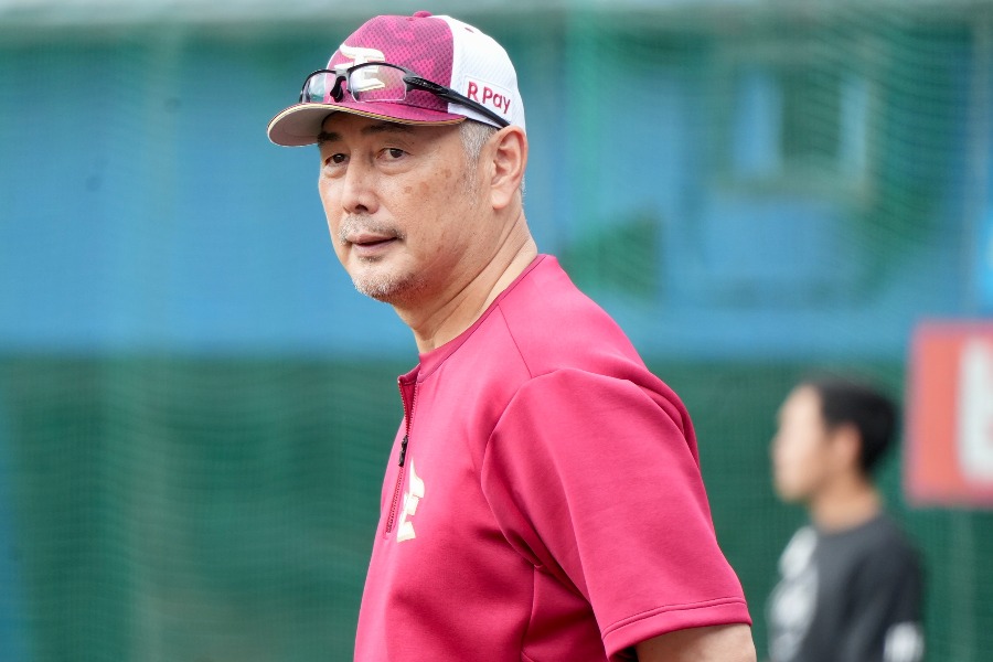 ロッテ戦の指揮を執った楽天・吉井理人監督【写真:町田利衣】