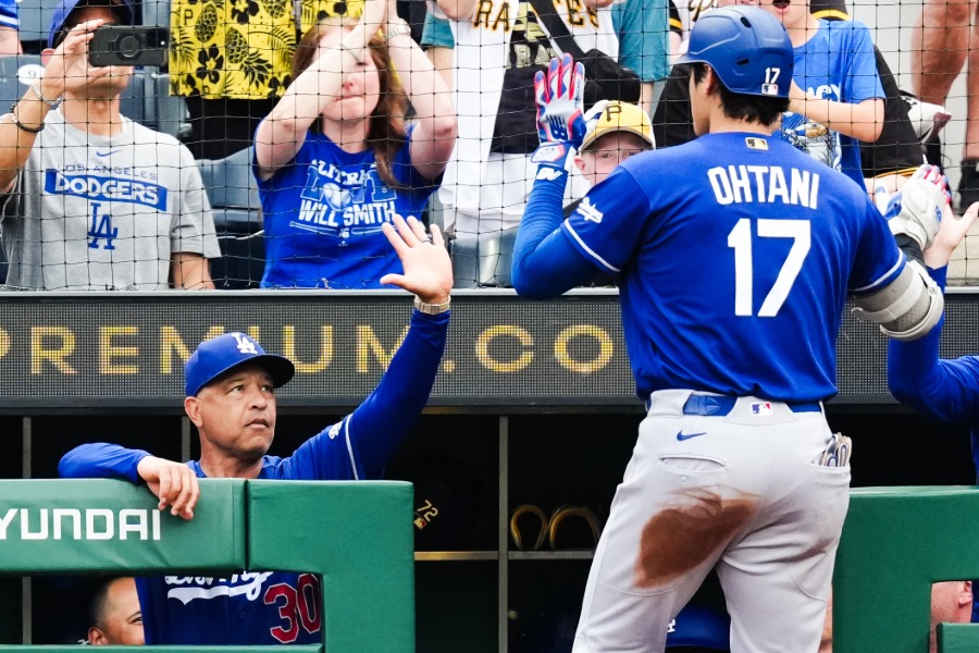 ドジャースのデーブ・ロバーツ監督（左）と大谷翔平【写真：黒澤崇】
