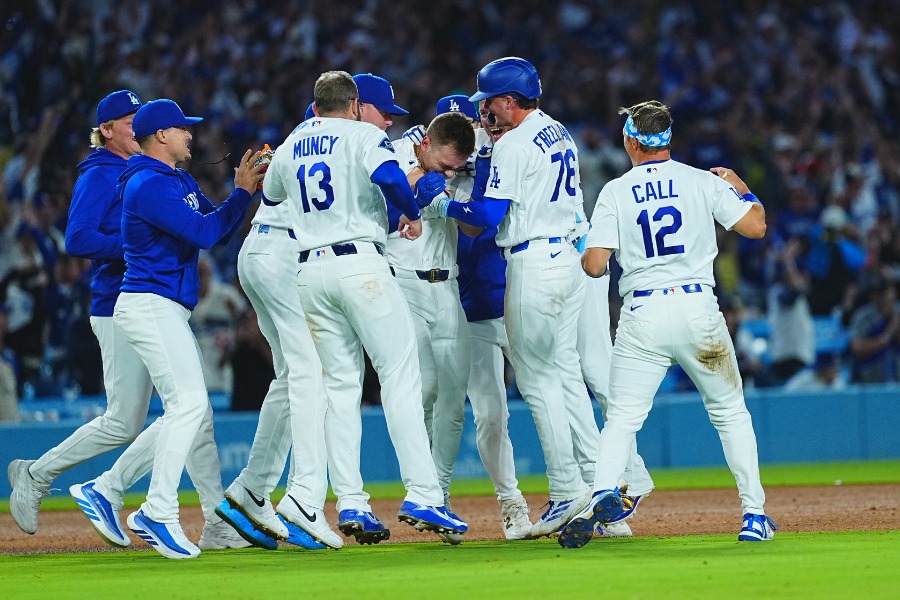 サヨナラ勝利を収め喜ぶドジャースナイン【写真:荒川祐史】