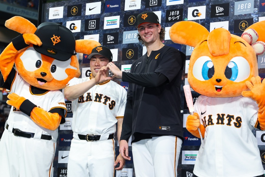 今日のヒーローの巨人・浅野翔吾(左)とフォレスト・ウィットリー【写真:加治屋友輝】