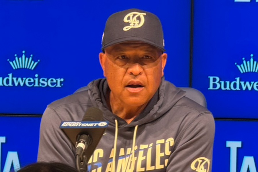 試合前、取材に応じるドジャースのデーブ・ロバーツ監督【写真:上野明洸】