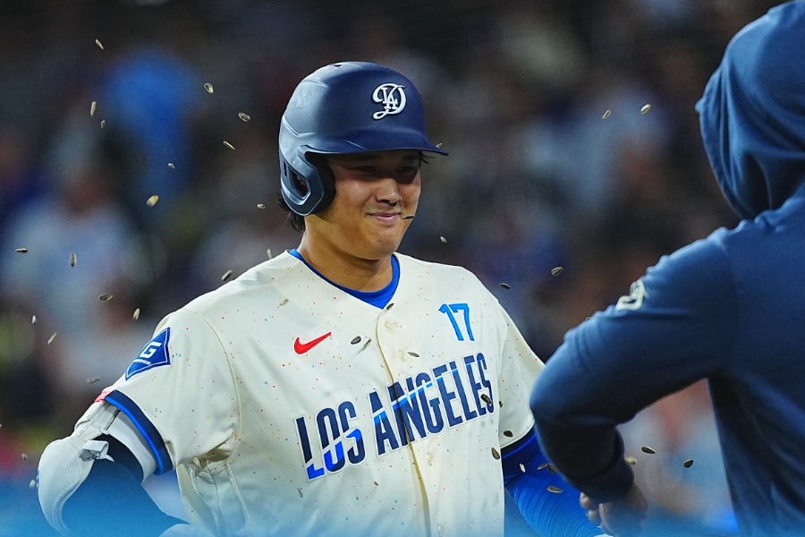 最終回に本塁打を放ったドジャース・大谷翔平【写真：荒川祐史】