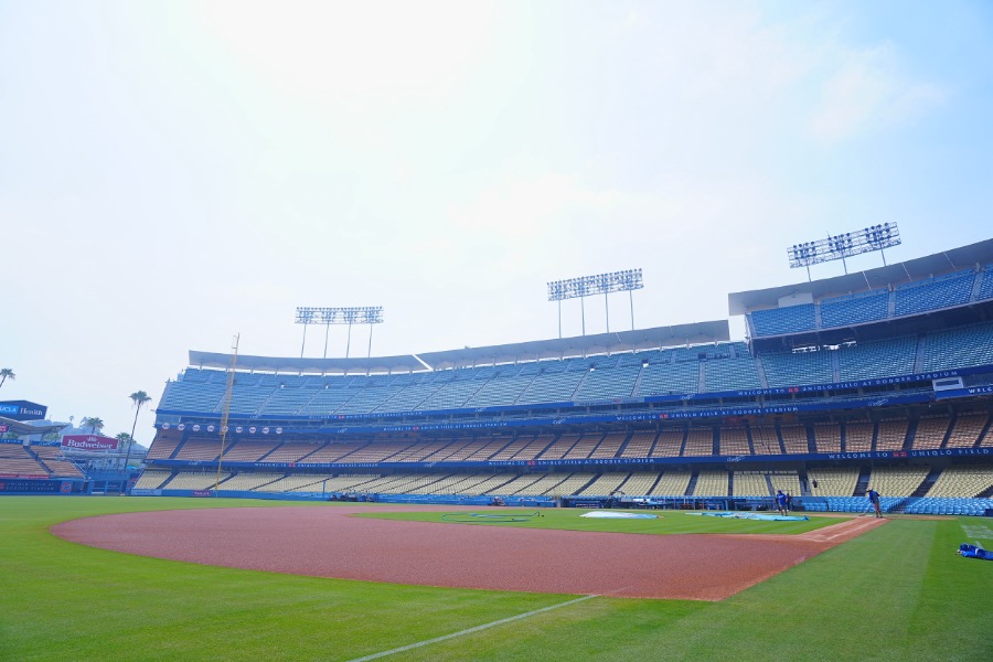煙たい空気が広がるドジャースタジアム【写真:荒川祐史】