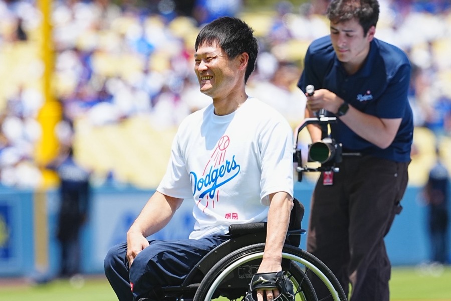 始球式に登場した国枝慎吾さん【写真:荒川祐史】