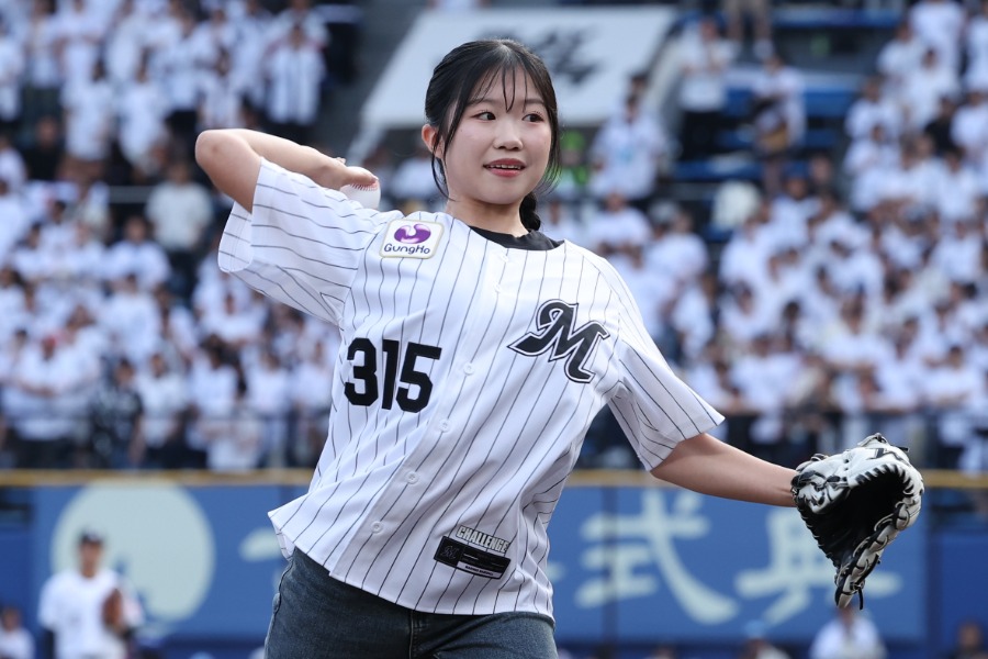 始球式に登場したフィギュアスケート女子の中井亜美さん【写真：球団提供】