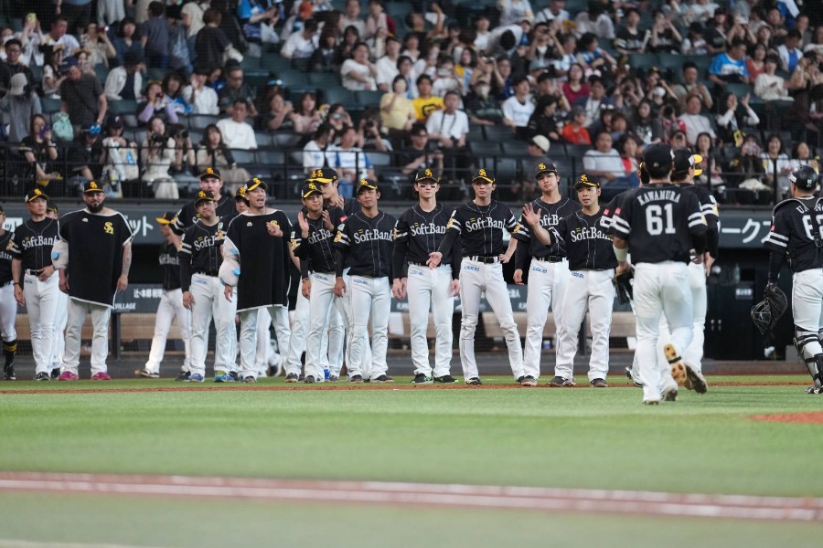 試合に勝利し、ハイタッチするソフトバンクナイン【写真:井上学】
