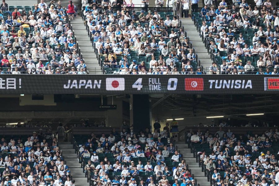 ビジョンに映し出されるサッカー日本代表のスコア【写真:井上学】