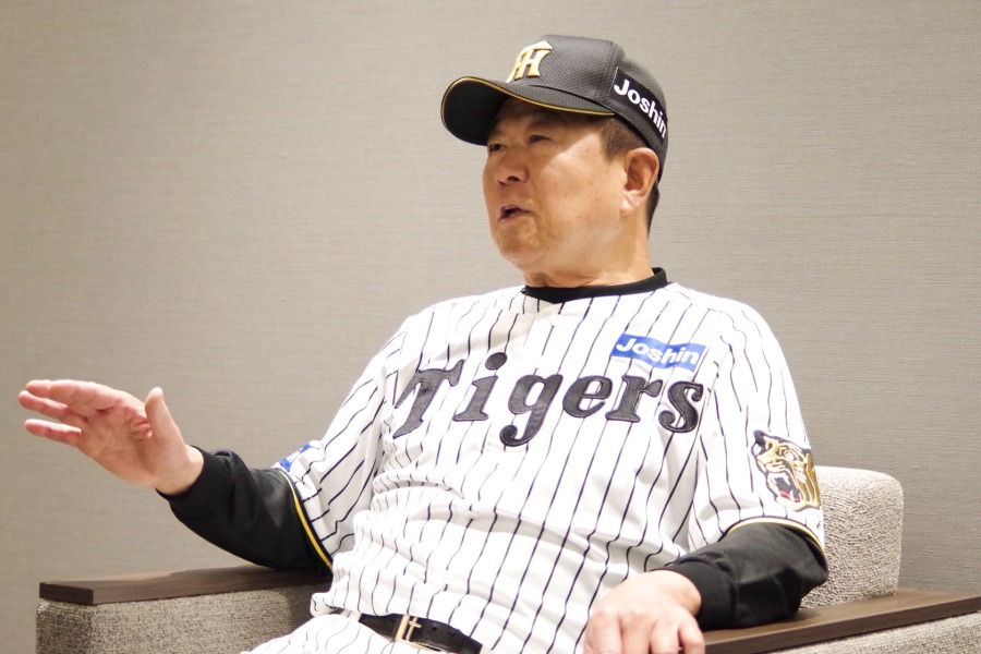 取材に応じた平田勝男2軍監督【写真:喜岡桜】