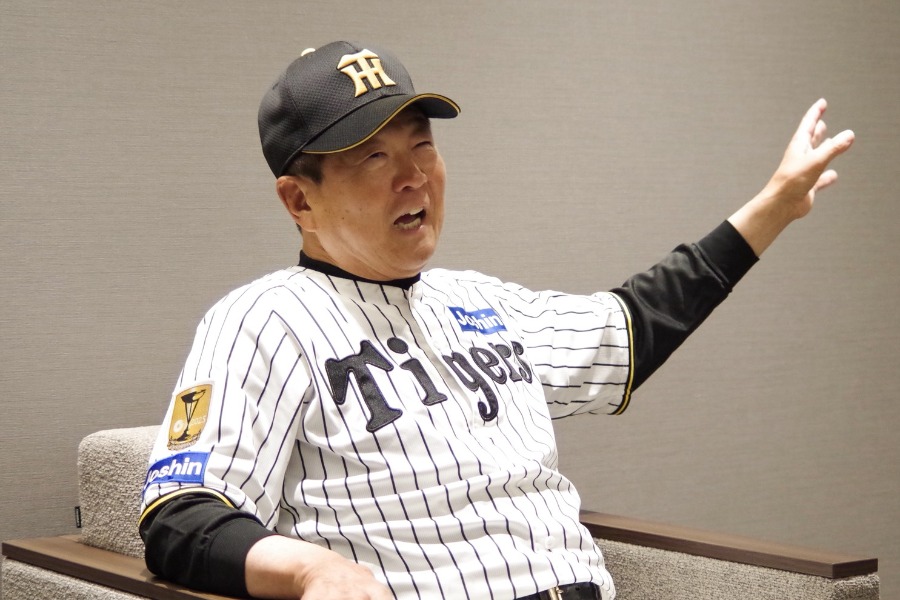 取材に応じた平田勝男2軍監督【写真:喜岡桜】