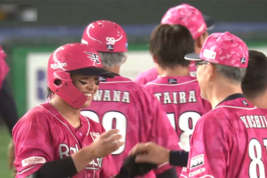 サヨナラ打を放った楽天・黒川史陽(左)【画像:パーソル パ・リーグTV】