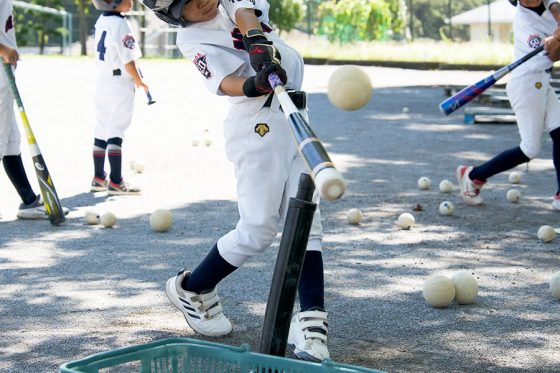 子どもの打撃で「エラー動作」はなぜ起きる？　置きティーでチェックしたい“打球方向”