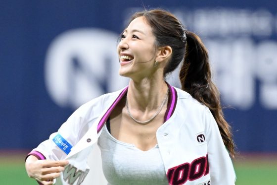 「ただ美しい、神々しい」おへそくっきりのノーバウンド投球　“世界的美女”の「存在に感謝」