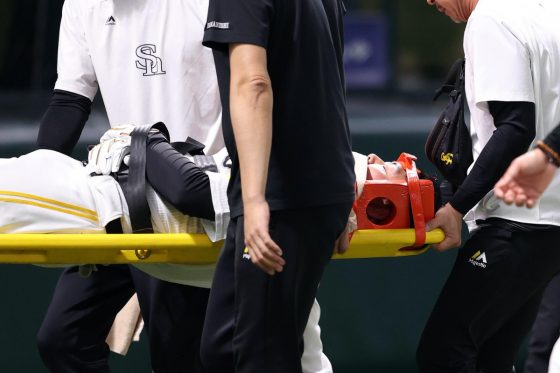 オリックス・マチャドが危険球退場、石塚に頭部死球　担架で運ばれる、場内騒然